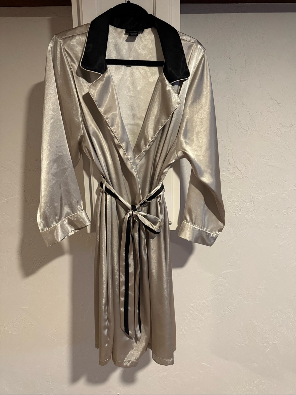 Silky Robe w/Contrast Trim - Ivory/Black one X plus Jones, New York pockets